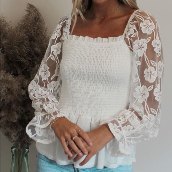 Ember Tops - 💛 Elegant White Lace Sleeve Top